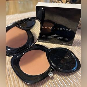 -MARC JACOBS. Accomplice Instant blurring beauty Powder w/brush.